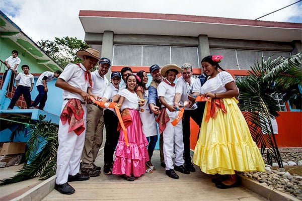 Gustavo Maldonado, Director General de Fondo para La Paz IAP; Ivonne Madrid, Directora de Fundación Alsea; Renzo Casillo, Director General de Alsea México; Pedro Kraemer, Director de BORDA Las Américas; niños y niñas de la comunidad Santa Rosa de Lima, Puerto Escondido.