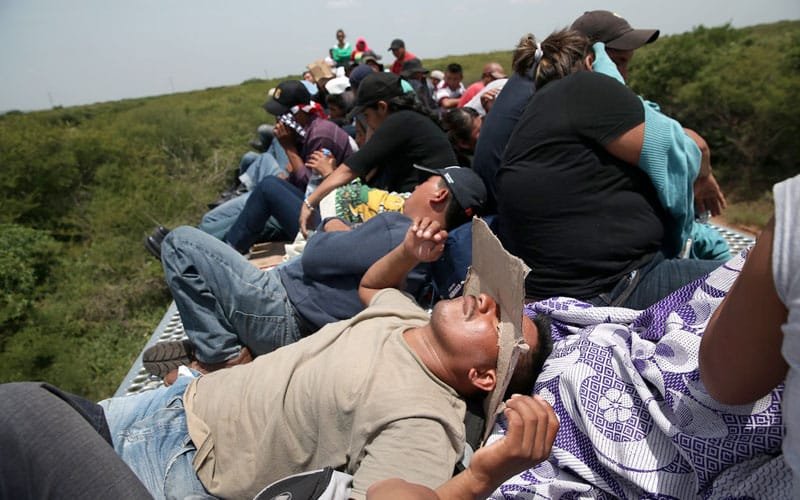 John Moore, el fotógrafo que le pone rostro a la migración